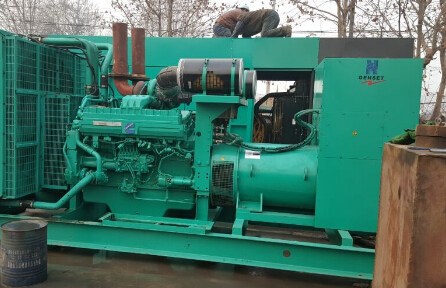 平阳发电机组如何判断水冷式机油散热器内部是否需要清洗？